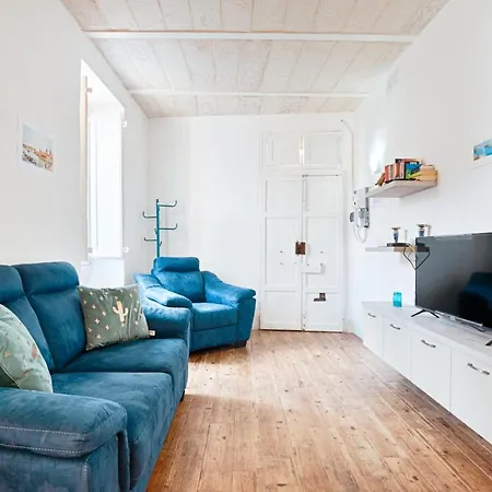 Cosy 2 Bedroom Maisonette *