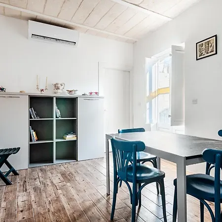 Cosy 2 Bedroom Maisonette