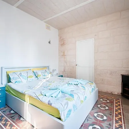 Cosy 2 Bedroom Maisonette Kalkara
